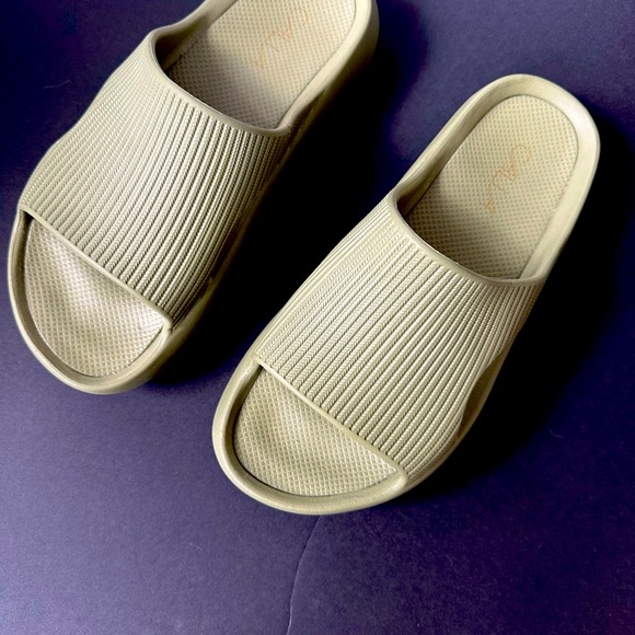 CALIA(CarrieUndrwd) Ladie’s slides size 7 Sage Green $18 Excellent Condition!! - Picture 8 of 9